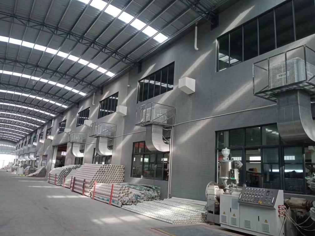 高大廠房車間降溫通風安裝工業環保空調案例.jpg 高大廠房車間降溫通風安裝工業環保空調案例.jpg