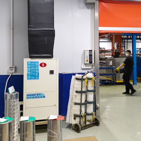 工業廠房車間降溫安裝工業省電空調立式管道機.jpg 工業廠房車間降溫安裝工業省電空調立式管道機.jpg